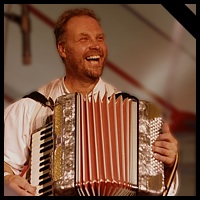 Een vrolijke Lukas Vandersteene op accordeon, tijdens de eerste Zilleghem Folk in 2009