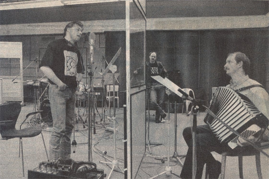 krantenfoto van Patrick Riguelle en Hans Quaghebeur in studio 6 in het Flageygebouw - 1994