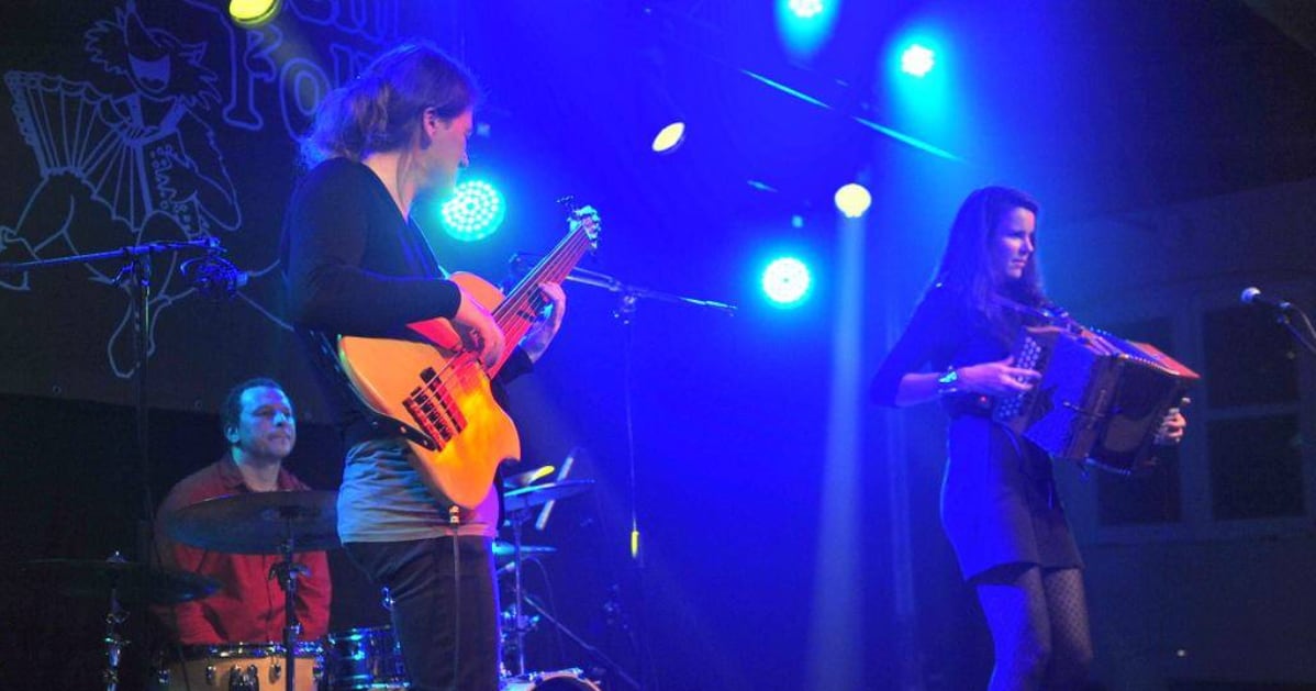 KV Express in actie op het podium op Zilleghem Folk in 2013
